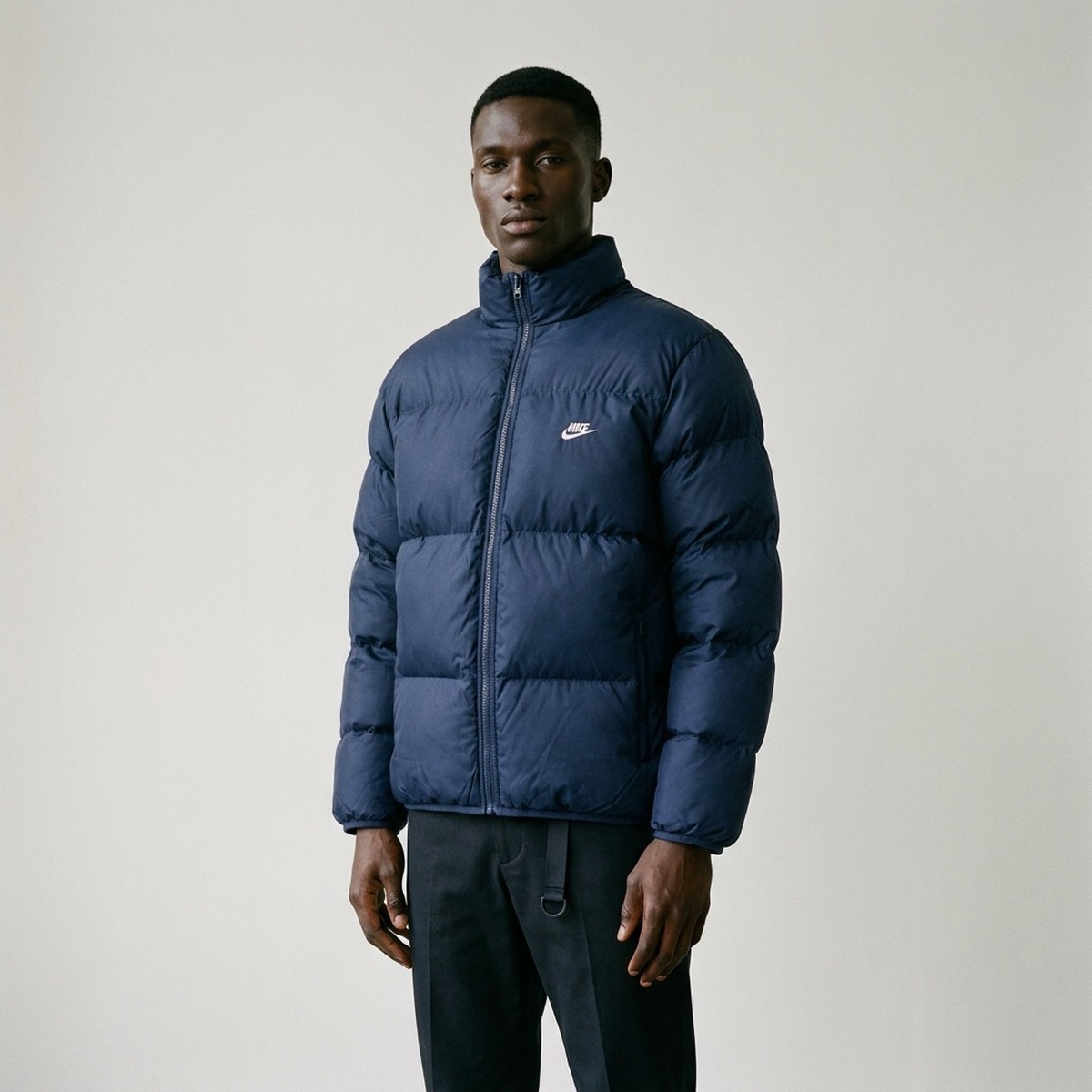 Kurtka męska Nike Sportswear Club Puffer Jacket Therma-FIT Midnight Navy White granatowa FB7369-410