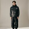 Kurtka unisex The North Face Mountain Jacket Retro 1986 x KAWS Black Camo czarna NF0A7WLW7H2
